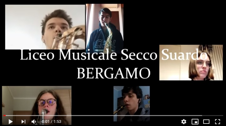 «La musica non si ferma, Bergamo non molla!»: l’esibizione del Secco Suardo Saxophone Ensemble