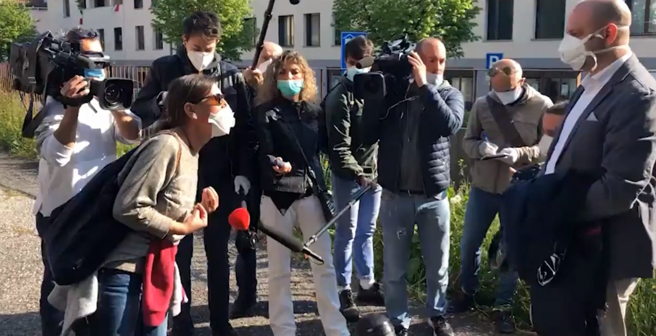 Lo sfogo e il pianto disperato di una donna fuori dall’ospedale di Alzano Lombardo