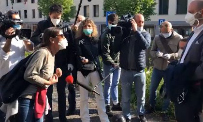 Lo sfogo e il pianto disperato di una donna fuori dall'ospedale di Alzano Lombardo