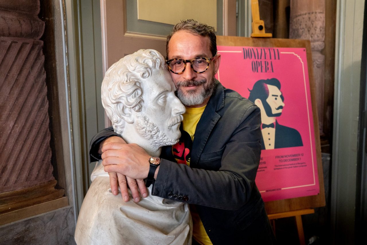 “Gran gala sul sofà”: spettacolo di Micheli e Frizza su Donizetti e Bergamo