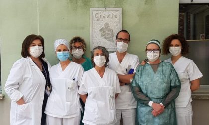 L'opera simbolo della lotta al Coronavirus all'ingresso dell'ospedale di San Giovanni Bianco