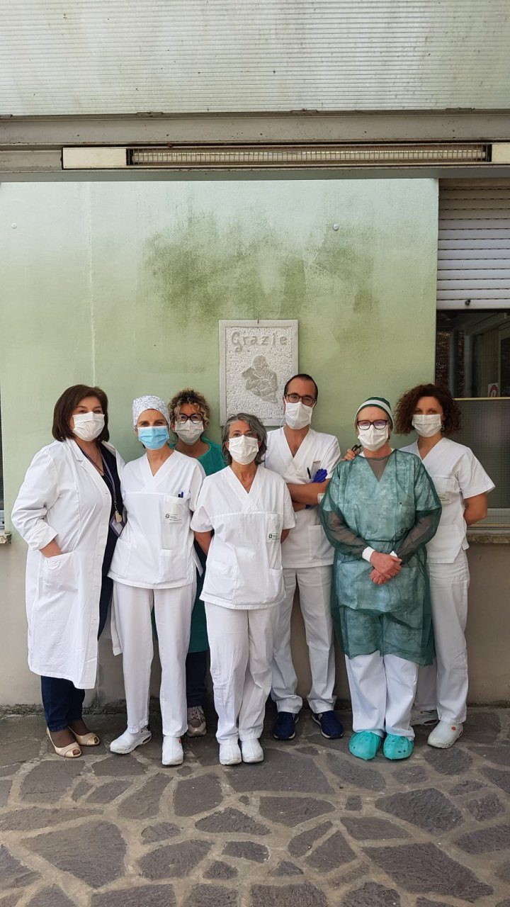 L’opera simbolo della lotta al Coronavirus all’ingresso dell’ospedale di San Giovanni Bianco
