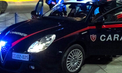 A bordo di un'auto rubata, fugge e sperona i carabinieri: arrestato un 22enne bergamasco