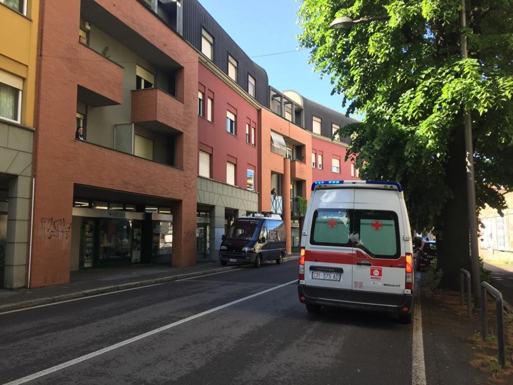 Rapina in un negozio di pannolini a Treviglio, ferita a un braccio la giovane titolare