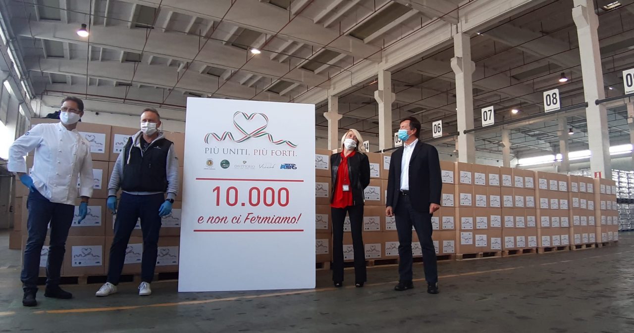 Sono già ben diecimila i pacchi “firmati” Da Vittorio distribuiti alle famiglie in difficoltà