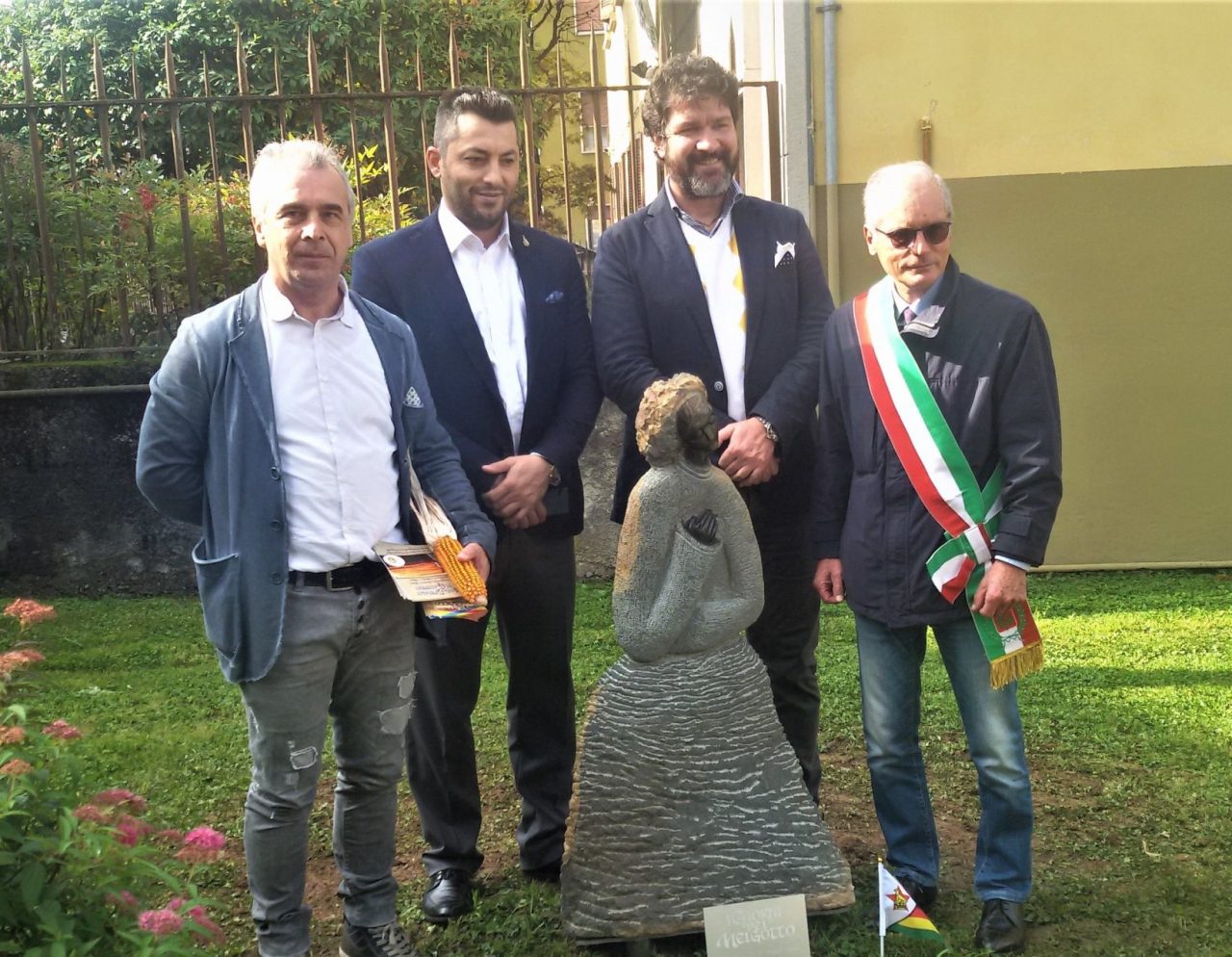 Solidarietà senza confini: dal console dello Zimbabwe gel igienizzante per gli amici di Gandino