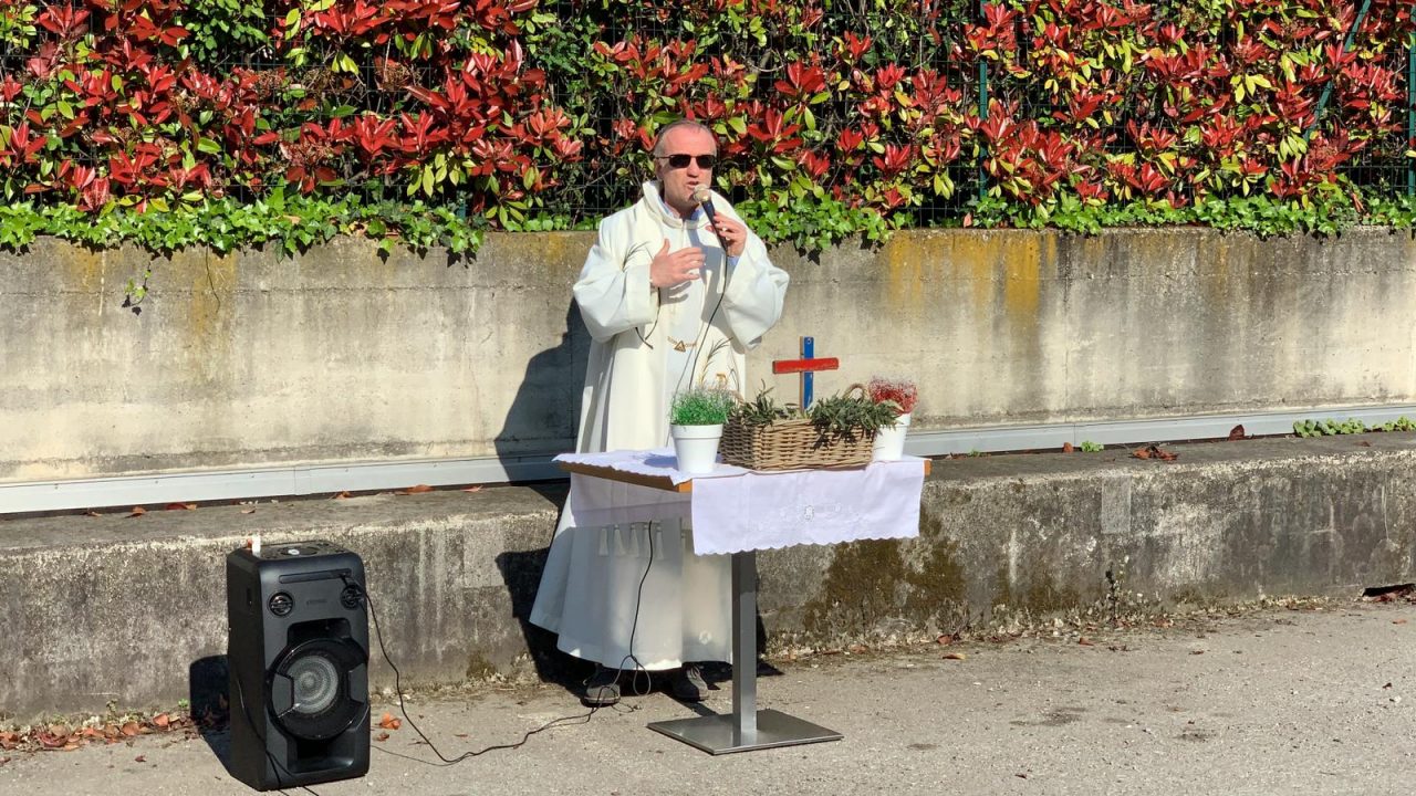 L’uomo che a casa non troverà più nessuno: «Ho perso mia moglie e i miei tre figli»