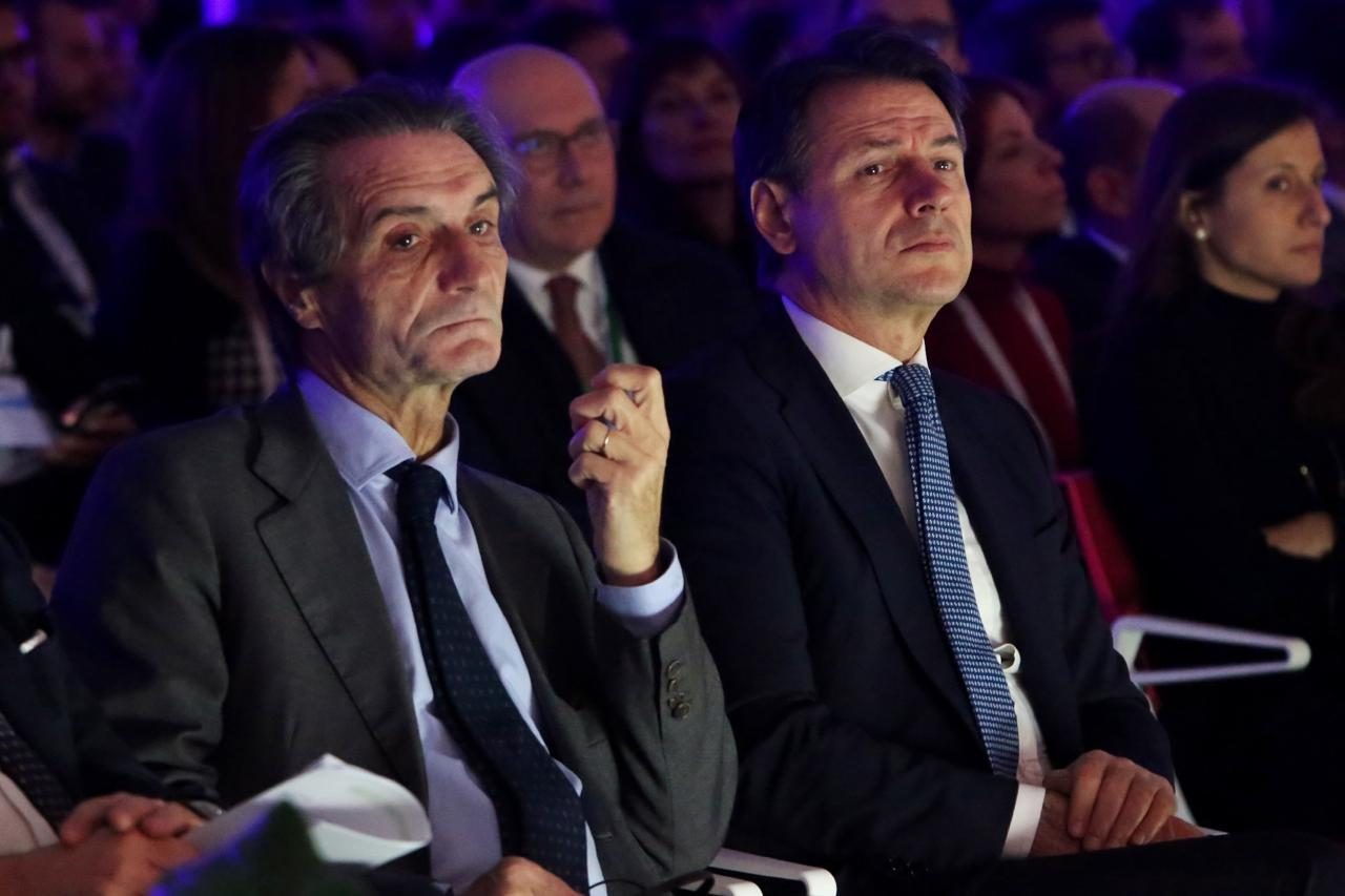 Fontana e il divieto di spostamenti a Natale: «Assurdo, d’accordo con chi li violerà»