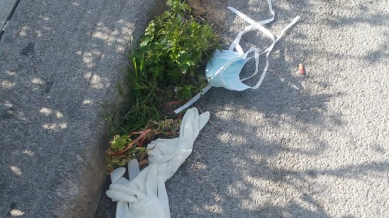 Rifiuti: ma mascherine e guanti dove li butto? Nell’indifferenziato