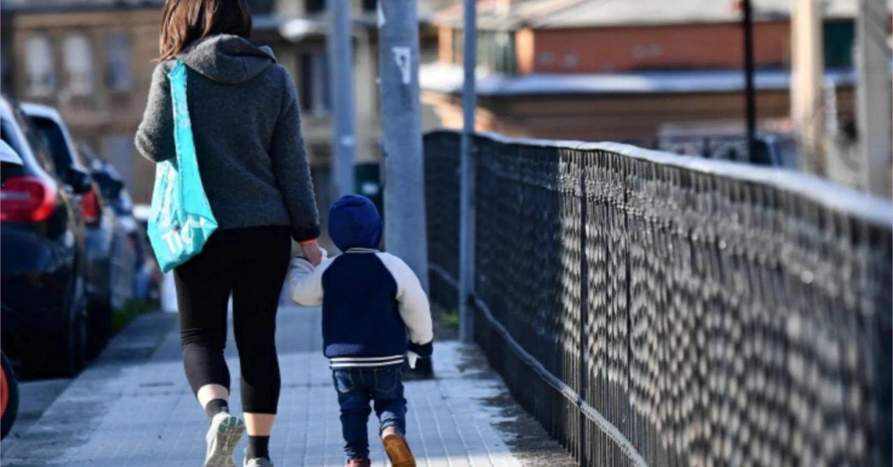 I genitori possono uscire con i figli. Ma per Gallera è un segnale pericoloso