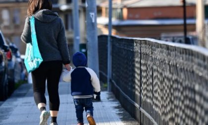 I genitori possono uscire con i figli. Ma per Gallera è un segnale pericoloso