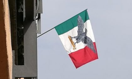 A Cisano espone Tricolore fascista. Denunciato, ammette: «Sono fascista»