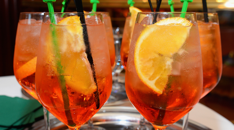 Aperitivo in sei nel cortile condominiale (e uno doveva essere in quarantena)