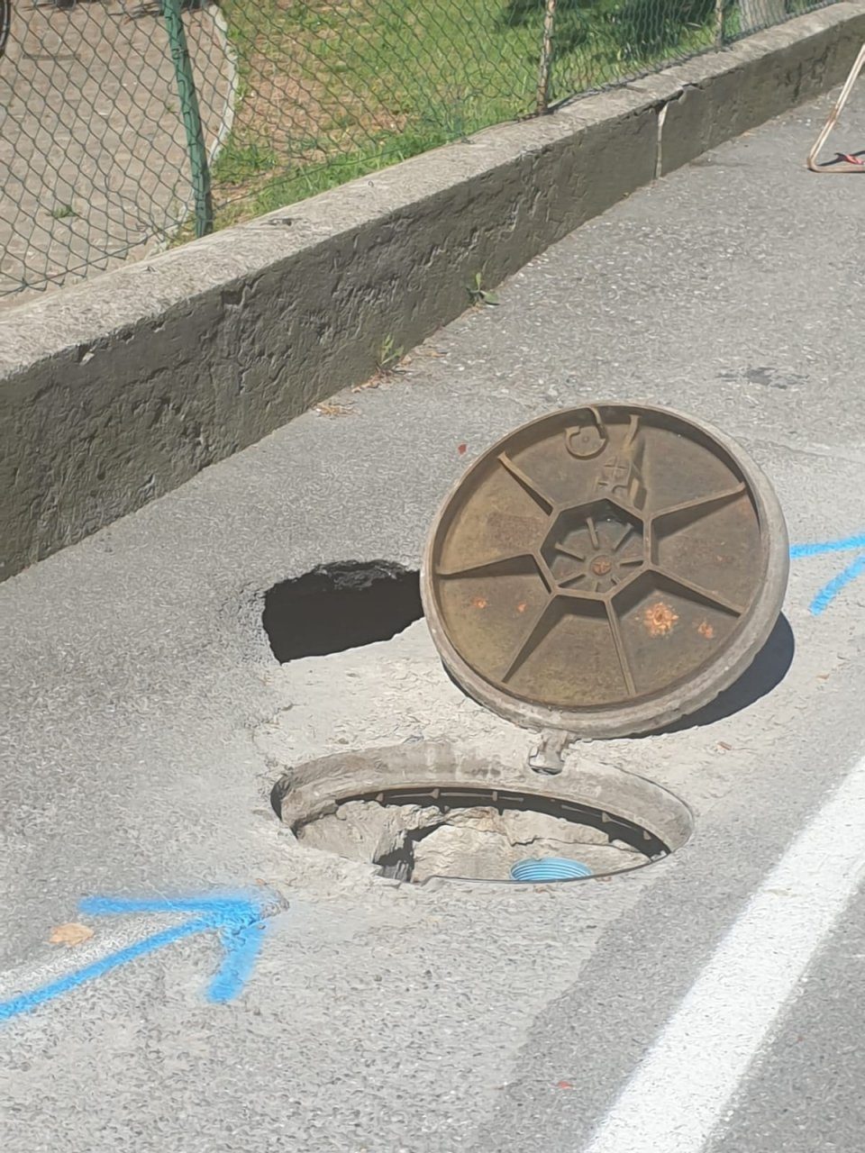 Strada a rischio cedimento, il Comune chiude al traffico un tratto di via Gleno