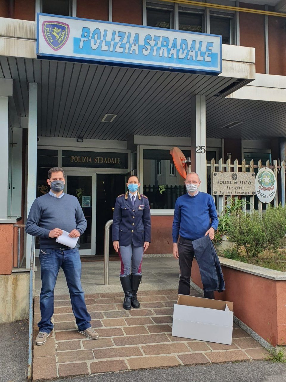 La Polizia di Bergamo dona 419 jeans (sequestrati) al Patronato e alla Don Milani