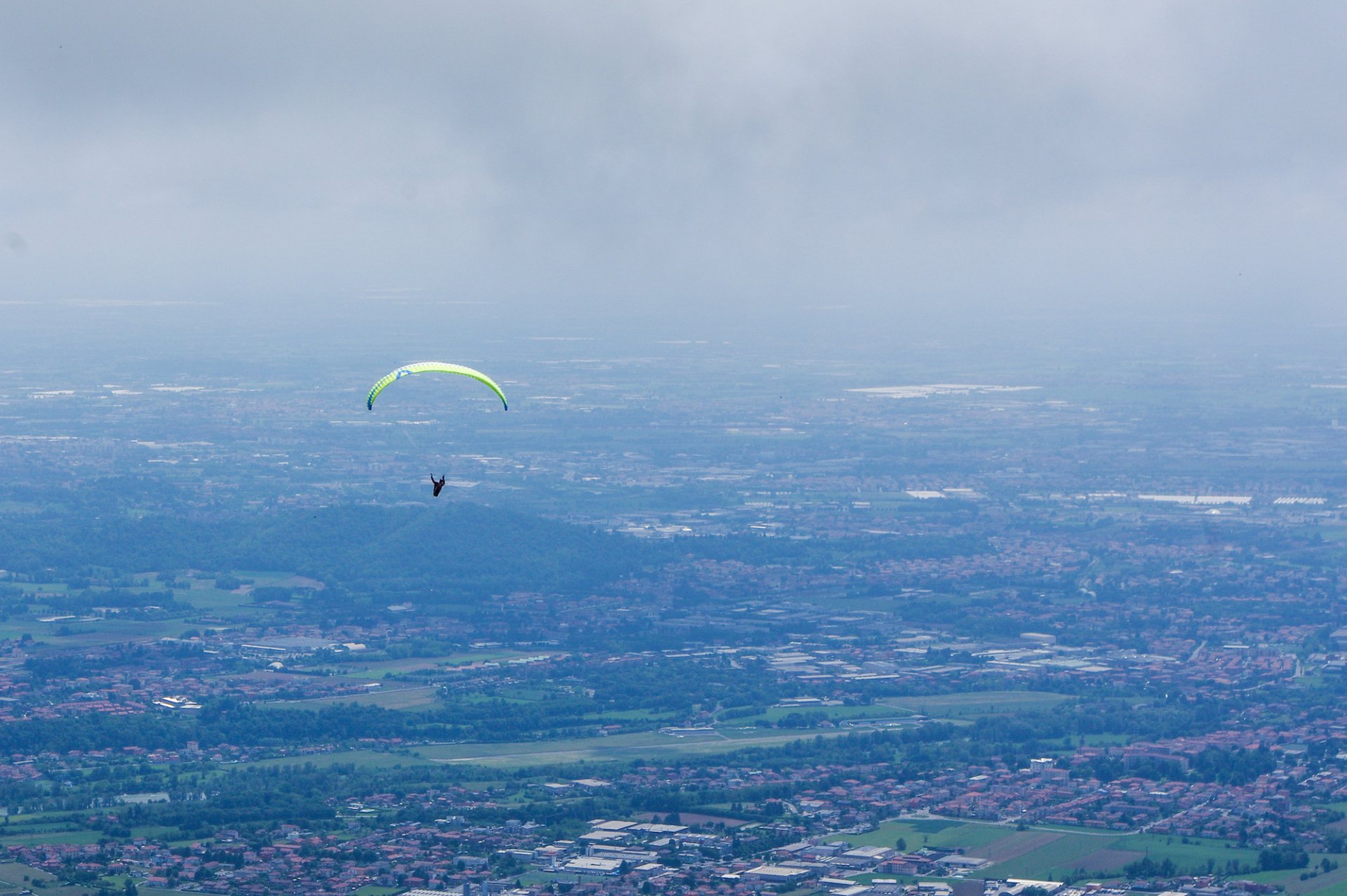 17 - Parapendio in volo sul Linzone