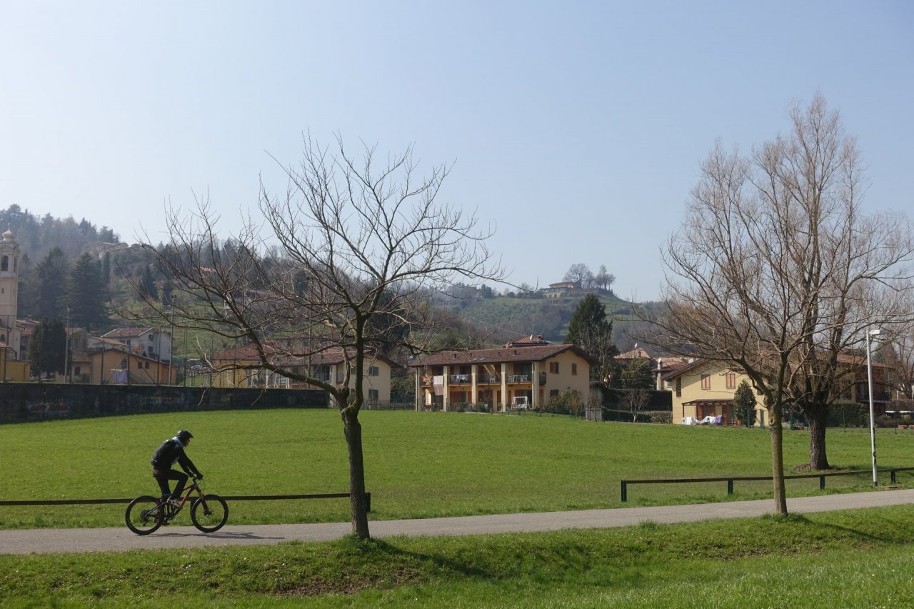 Mai vista tanta gente a pedalare e correre. Ma ordinata, rispettosa, responsabile