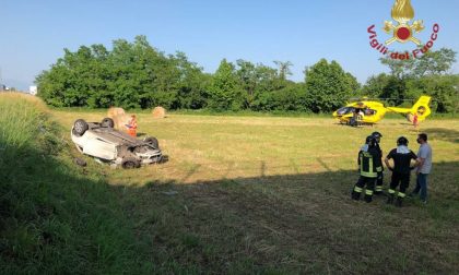 Scontro tra due automobili a Zanica: uno dei veicoli si ribalta ed esce di strada