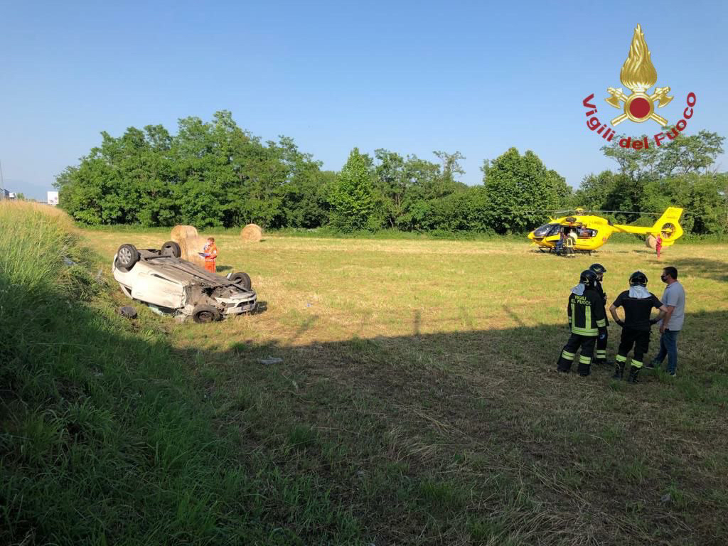 Scontro tra due automobili a Zanica: uno dei veicoli si ribalta ed esce di strada