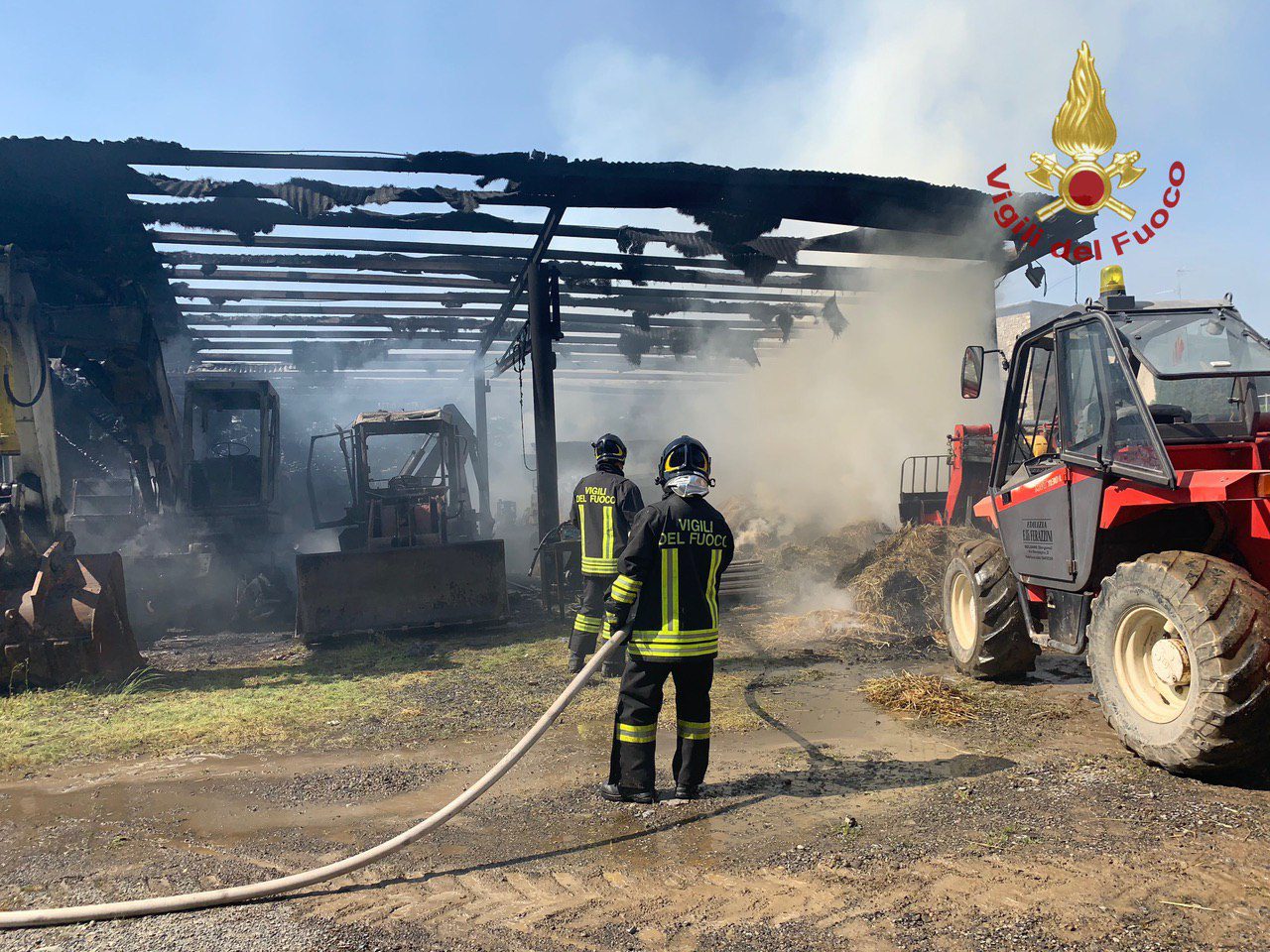 Incendio in un fienile a Bolgare, le foto dell’intervento dei Vigili del Fuoco