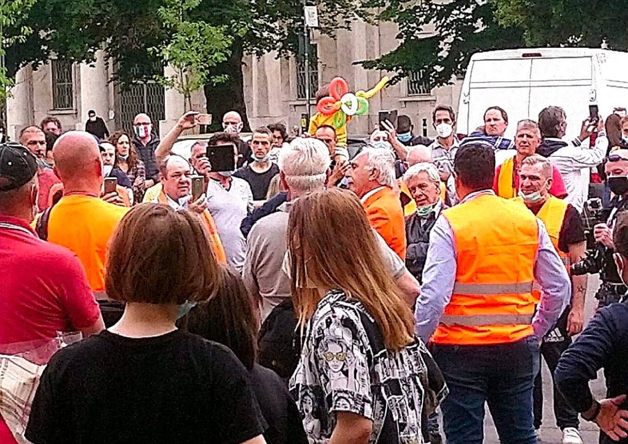 Raduno dei gilet arancioni senza mascherine. Verranno tutti multati