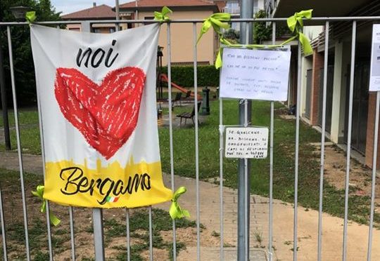 Qualche incivile si è portato via la cesta solidale messa da tre amiche in via Sempione