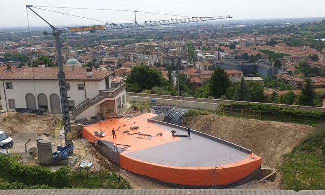 Nel tanto discusso cantiere privato di via Tre Armi ora vogliono fare pure un laghetto