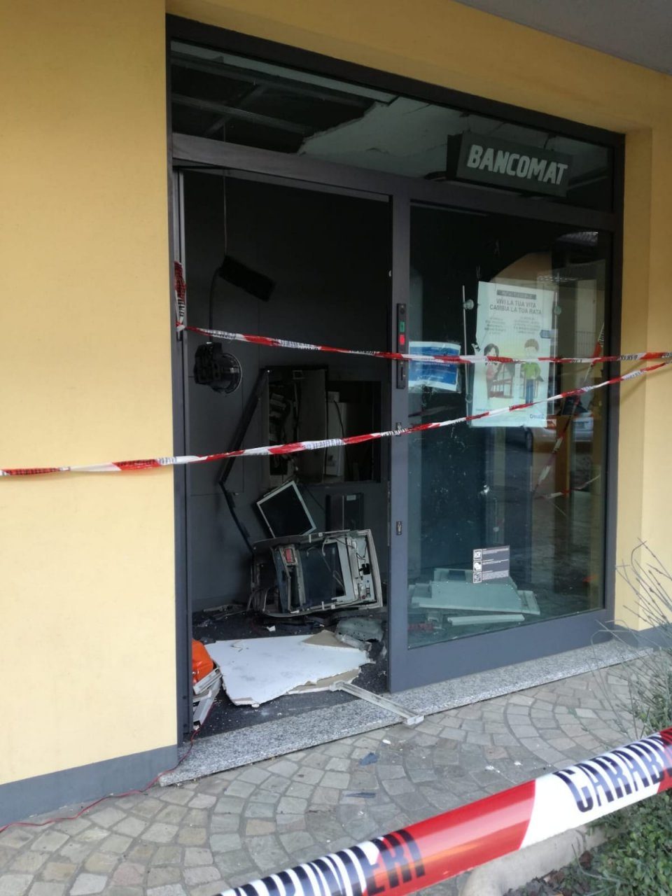 Botto nella notte a Dalmine, ladri fanno esplodere un bancomat e scappano coi soldi