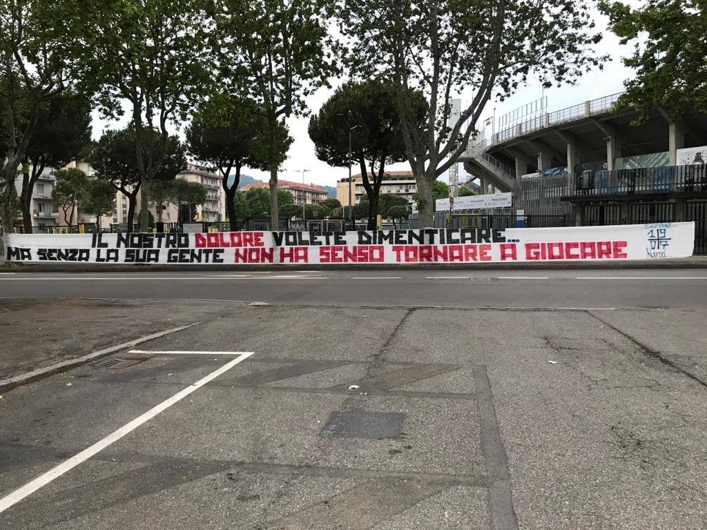 Lo striscione e il documento degli ultrà dell’Atalanta contro la ripresa del campionato