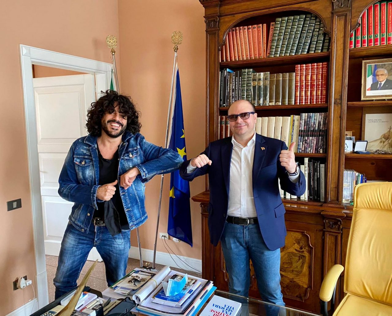 Francesco Renga a Sarnico per girare un video sul lungolago
