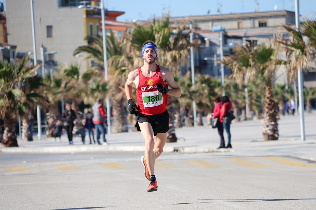 Il poliziotto-podista di Clusone dona il suo stipendio agli ospedali. E si becca una sanzione