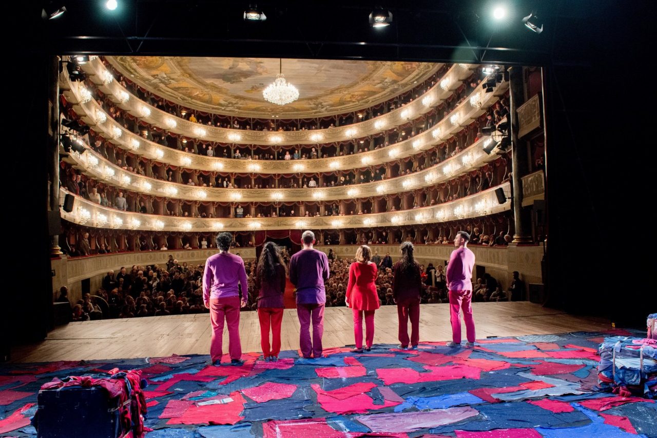 Attori, registi, spettatori e tecnici raccontano le emozioni vissute a teatro