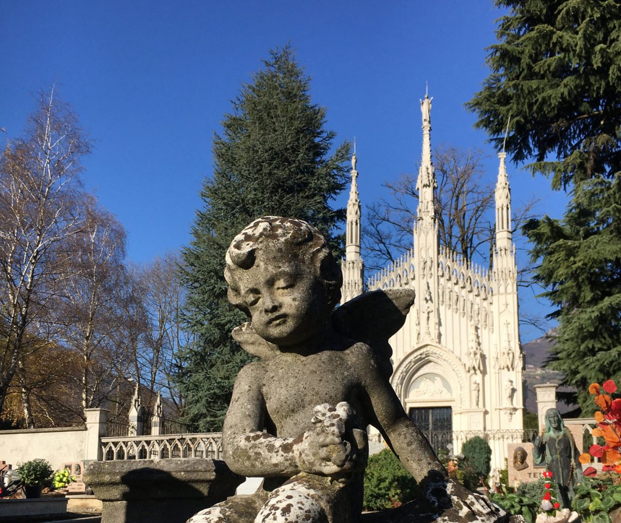 Riaprono i sette cimiteri di Albino: presidiano Alpini, parrocchie e gruppi di minoranza
