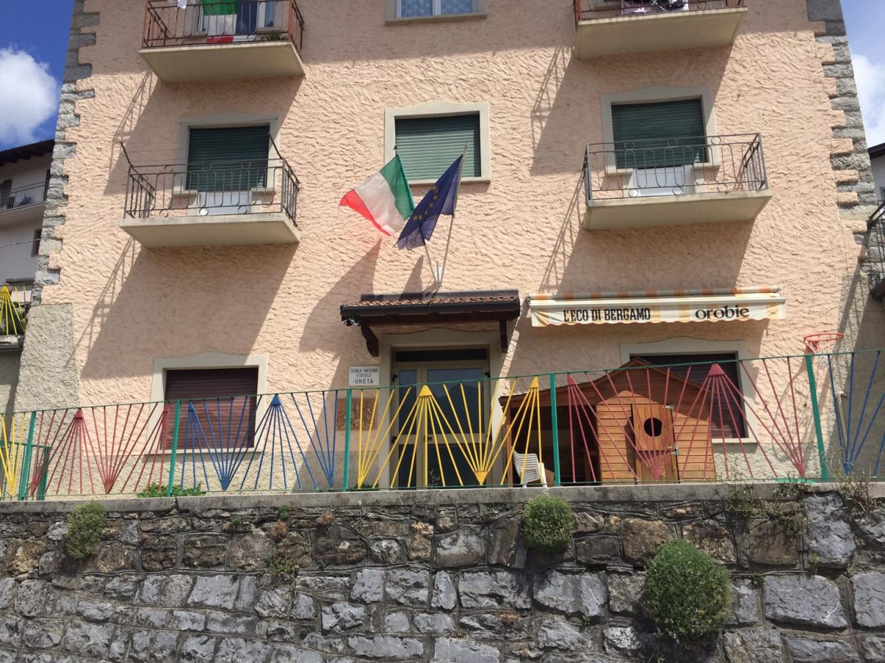 Altro che servizi in montagna, a Oneta chiude la materna: «Tutti a Gorno con orario ridotto». La protesta dei genitori