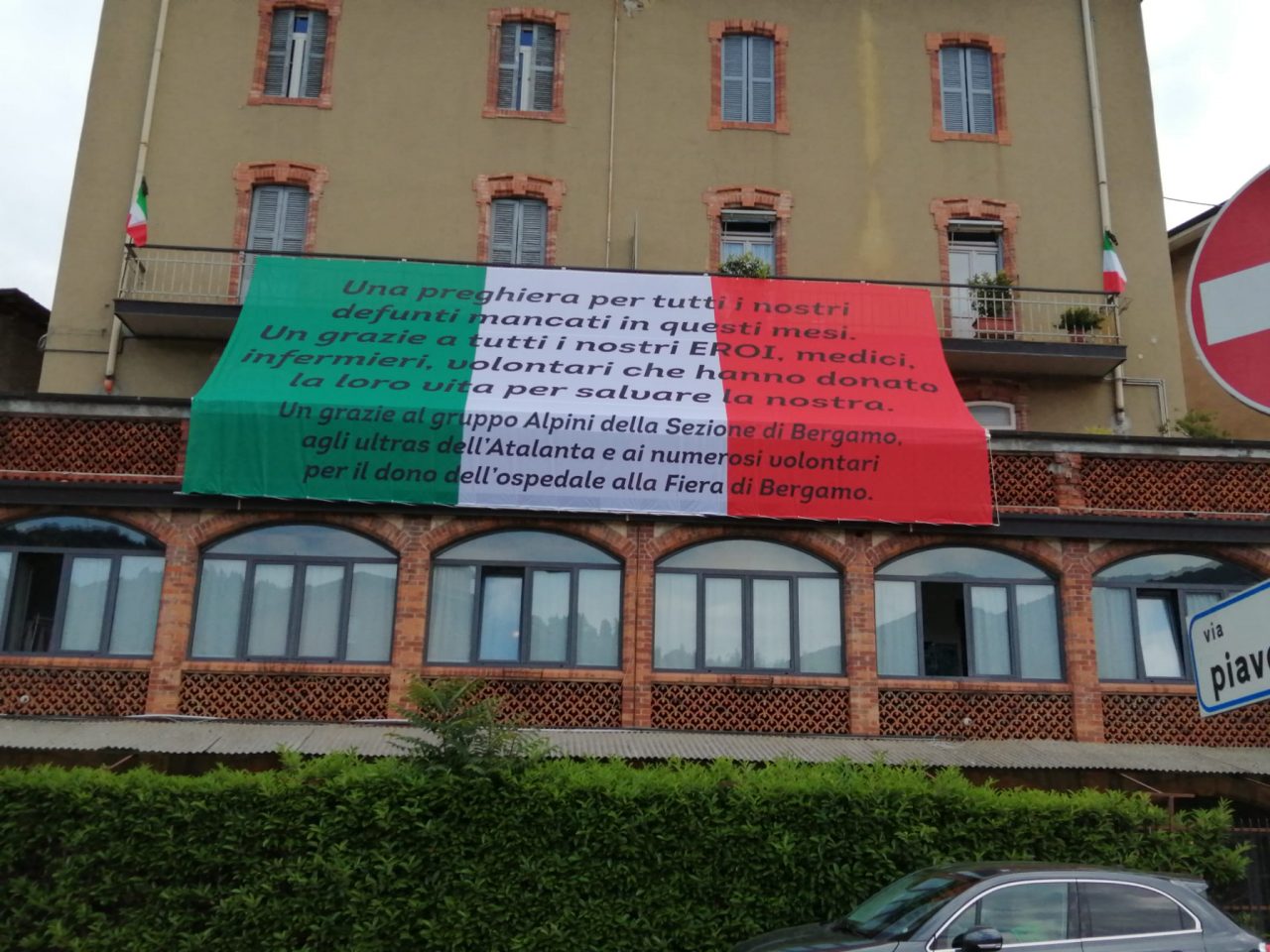 Un enorme grazie Tricolore: Leffe ricorda i defunti e saluta gli eroi della pandemia