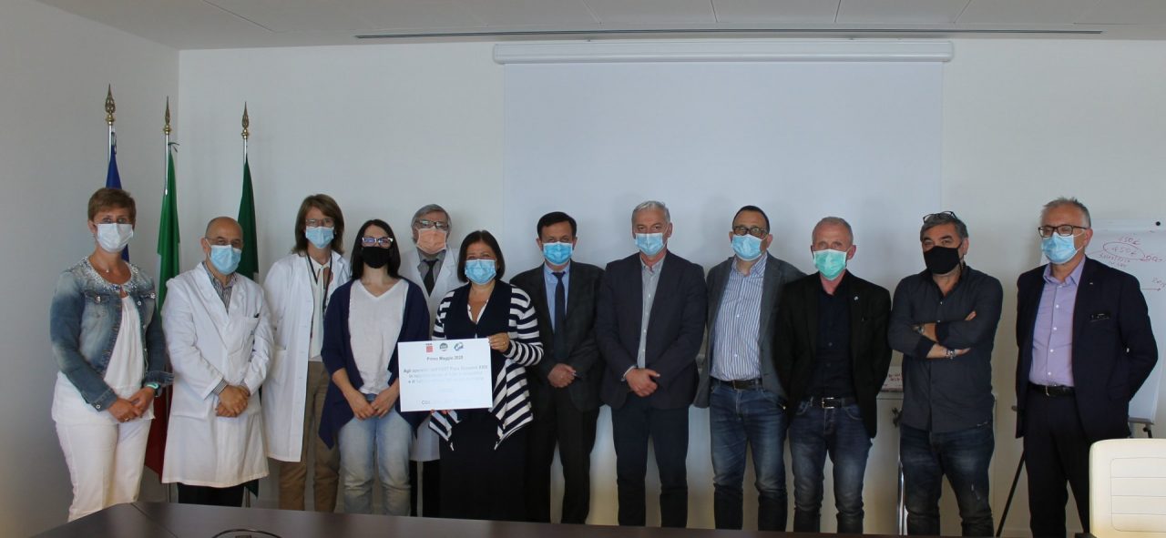Il mondo del lavoro ringrazia il personale sanitario del Papa Giovanni con una targa