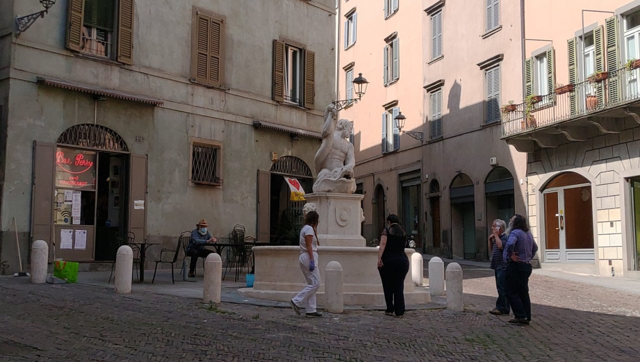 La Fontana del Delfino in via Pignolo è stata restaurata: le immagini del suo splendore