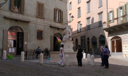 La Fontana del Delfino in via Pignolo è stata restaurata: le immagini del suo splendore