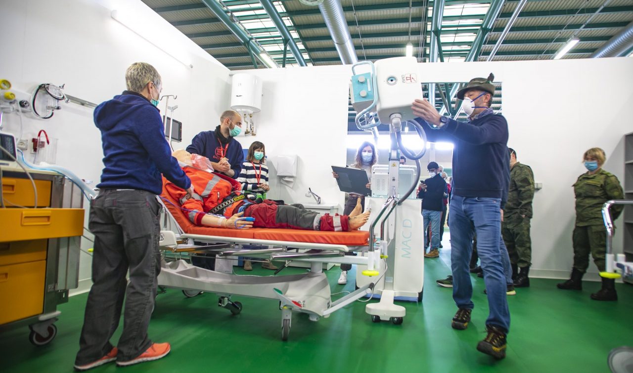L’ospedale da campo un mese dopo. Attualmente i ricoverati sono 42