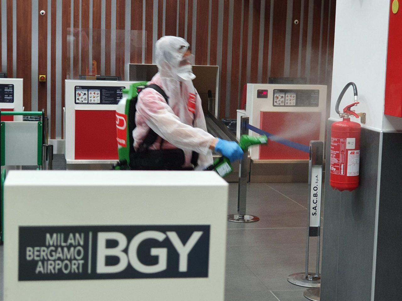 L’aeroporto di Orio si prepara a riaprire: avviata la sanificazione dello scalo