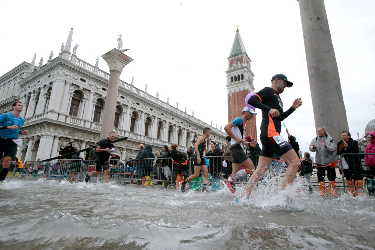 Dove sta scritto che se piove non si corre?