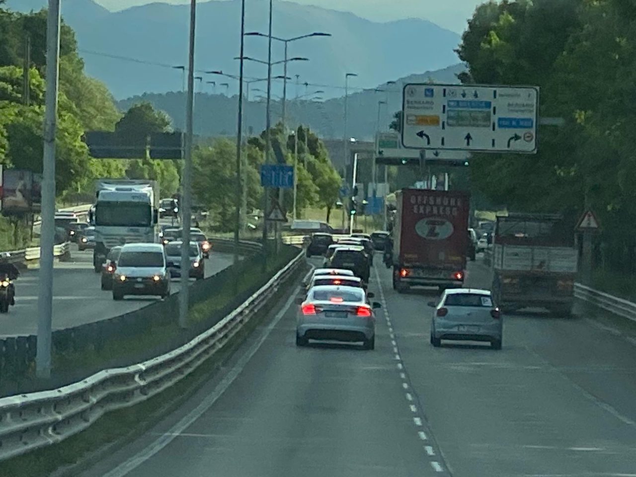 Più auto in giro, ma situazione sotto controllo. Che “traffico” di runner in città!