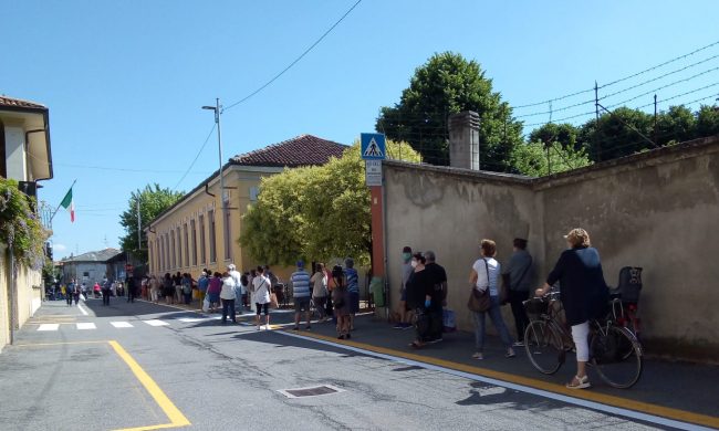 Delirio al mercato: lunghe code, assembramenti e cittadini furiosi