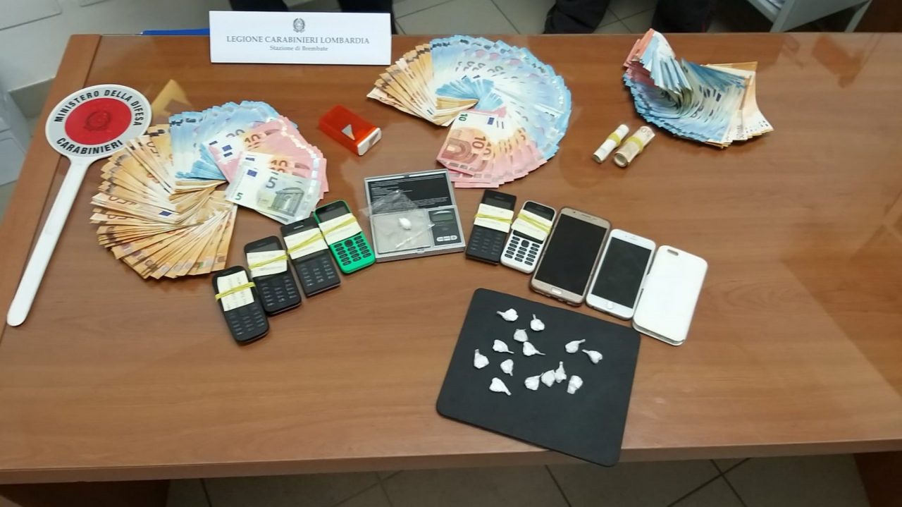 In macchina 15 dosi di cocaina e a casa oltre 11mila euro. Arrestato spacciatore 38enne