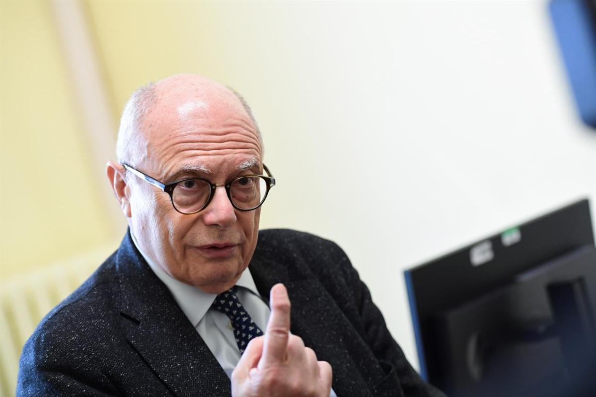 «Test e tamponi a pagamento? Una debacle per la sanità»: l’infettivologo Galli stronca la politica