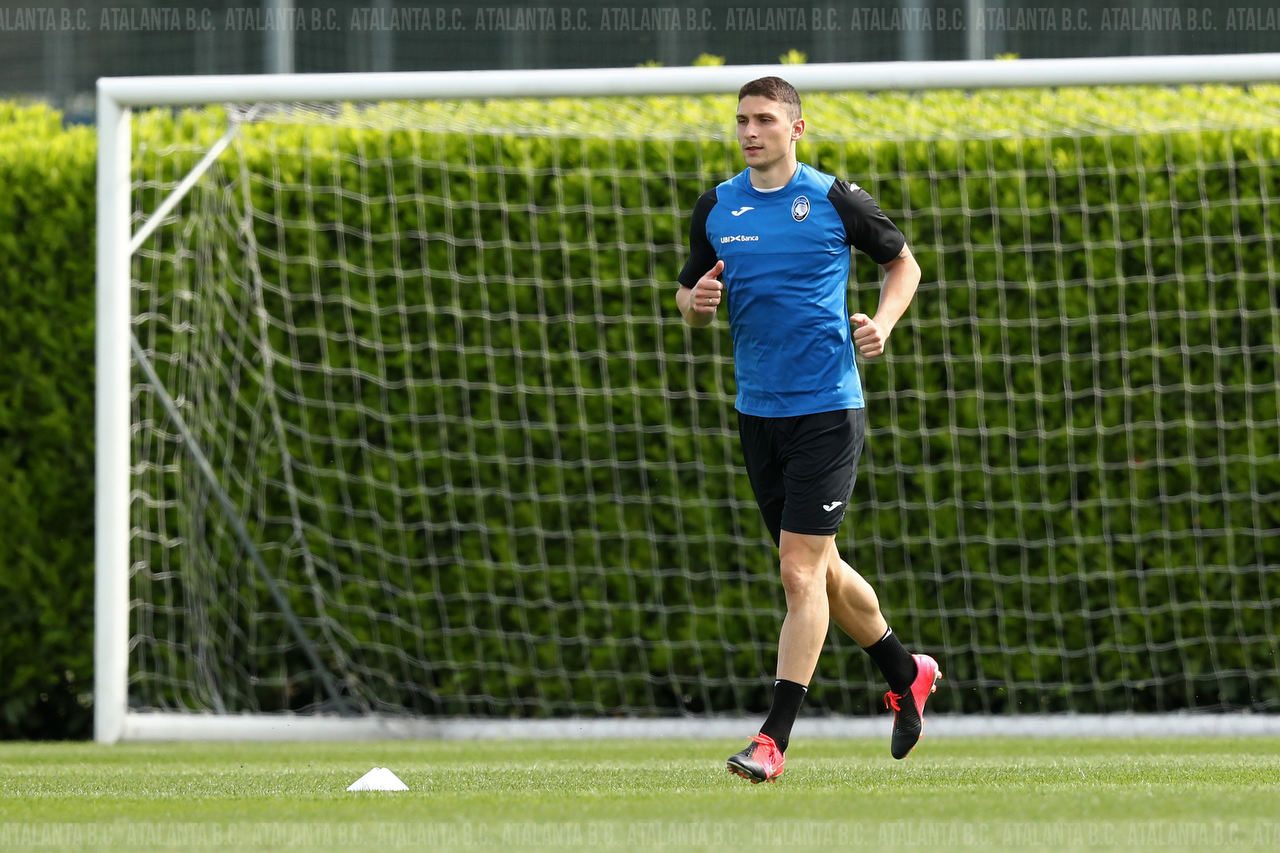 Lo strano maggio di Mattia Caldara, tra ripresa degli allenamenti e figlio in arrivo
