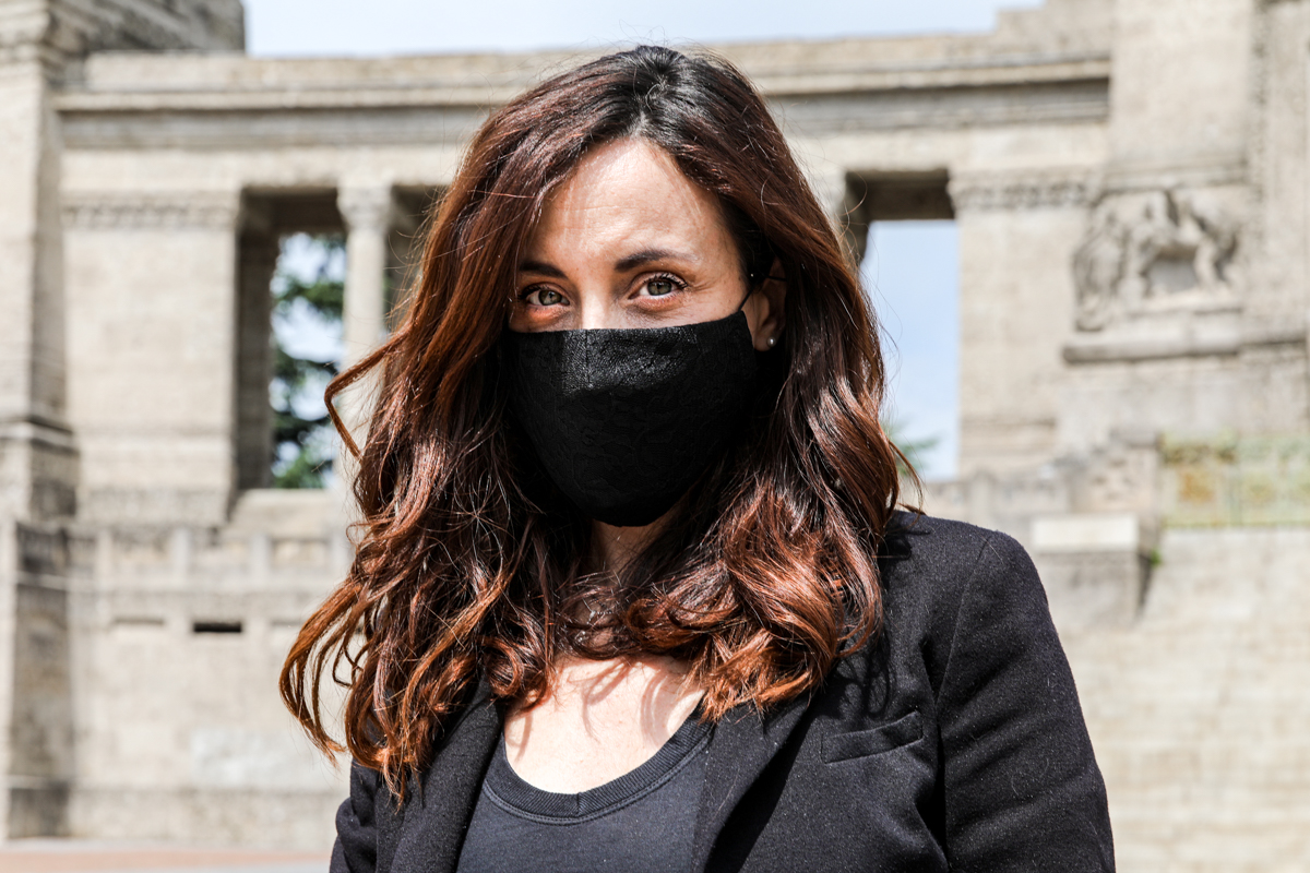 Lisa, la “ragazza dei cimiteri” che veste i morti chiedendo loro scusa