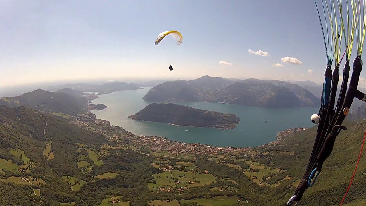 Tragedia sul lago d’Iseo: si sgonfia il parapendio, muore 58enne padre di tre figli