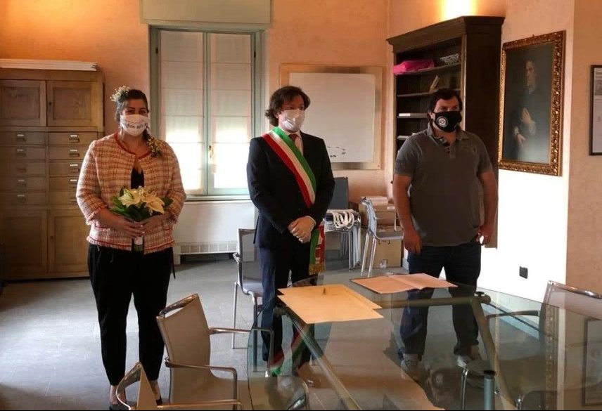 Ilaria e Omar di Osio Sotto: «Abbassi la mascherina, può baciare la sposa»
