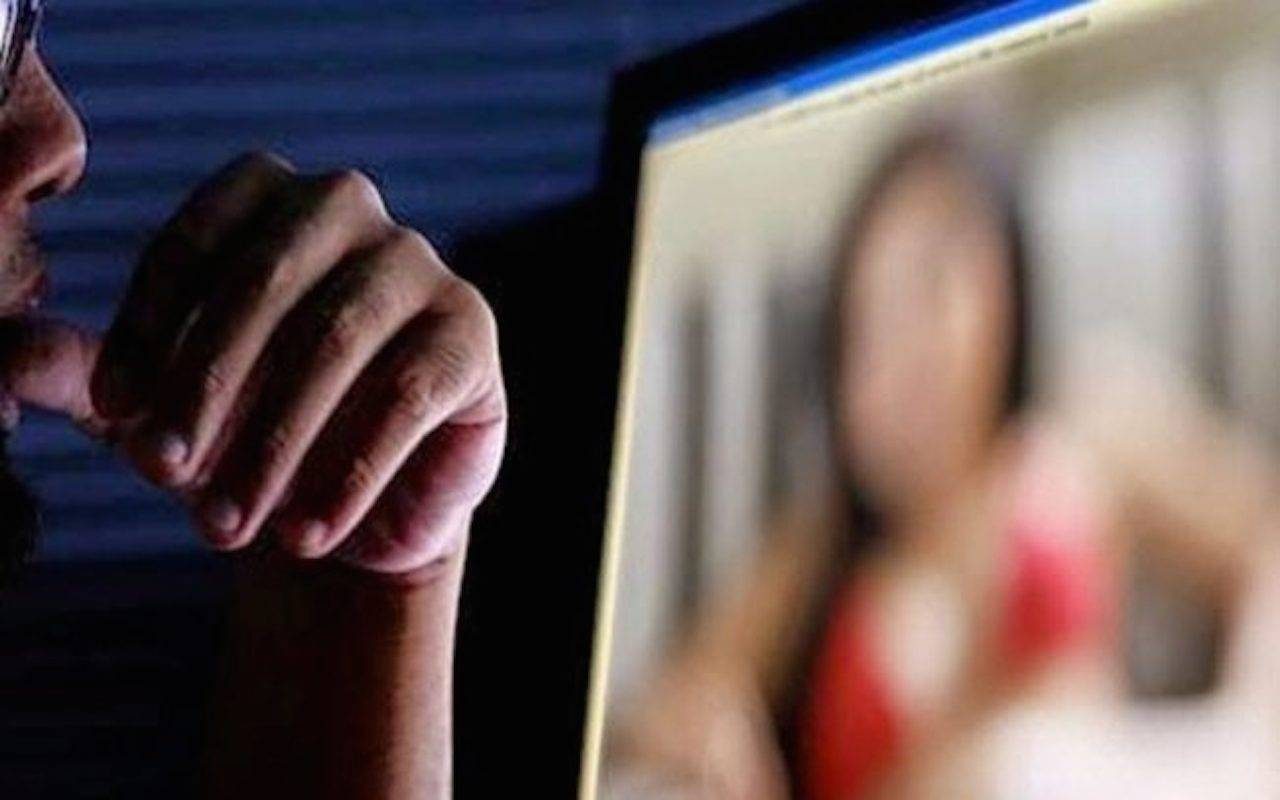 Soldi oppure foto intime diffuse sul web: uomo denunciato da una 37enne di Nembro